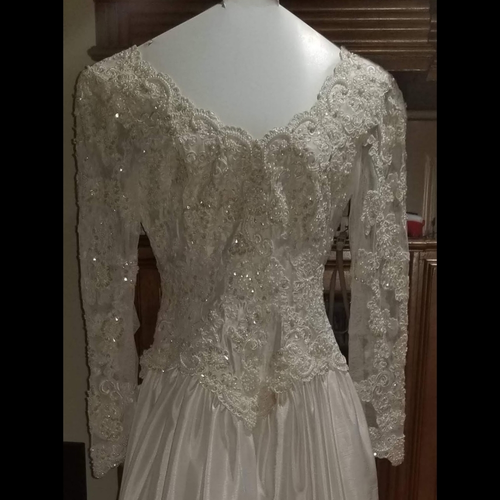 Wedding dress size 6 LIKE NEW